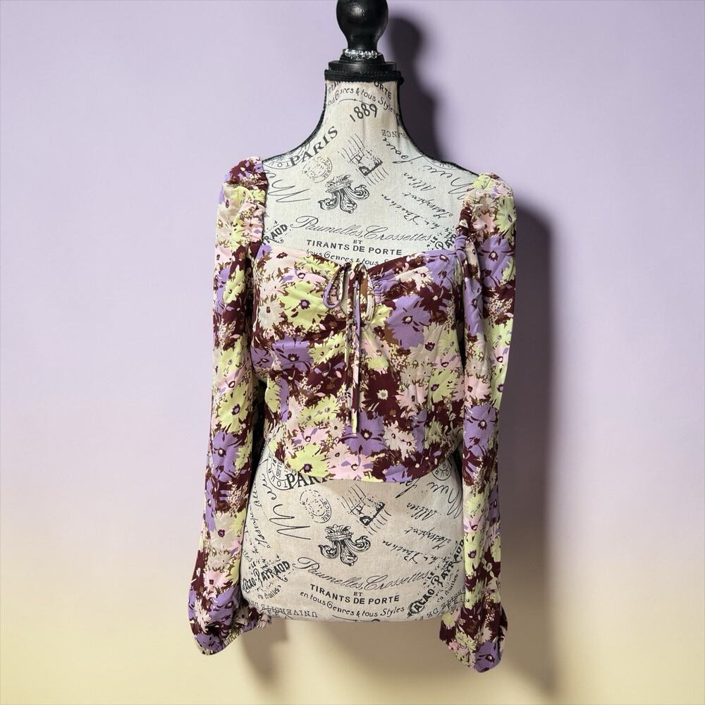 Open Edit floral crop top blouse featuring a sweetheart neckline Size S